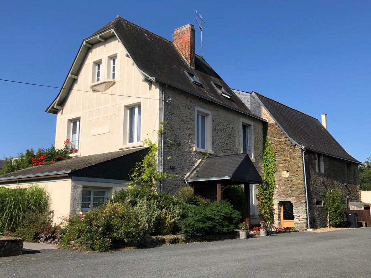 Le Manoir De La Vieille Douve Bed & Breakfast Bourg-d'Ire Exterior photo