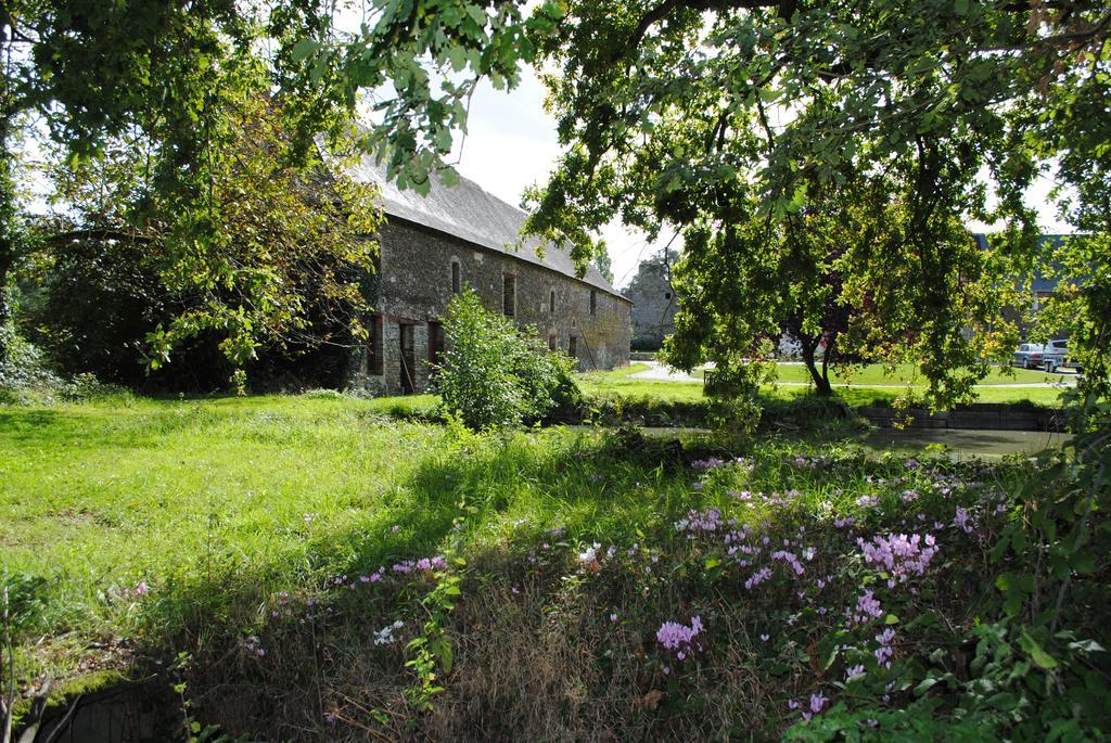 Le Manoir De La Vieille Douve Bed & Breakfast Bourg-d'Ire Exterior photo